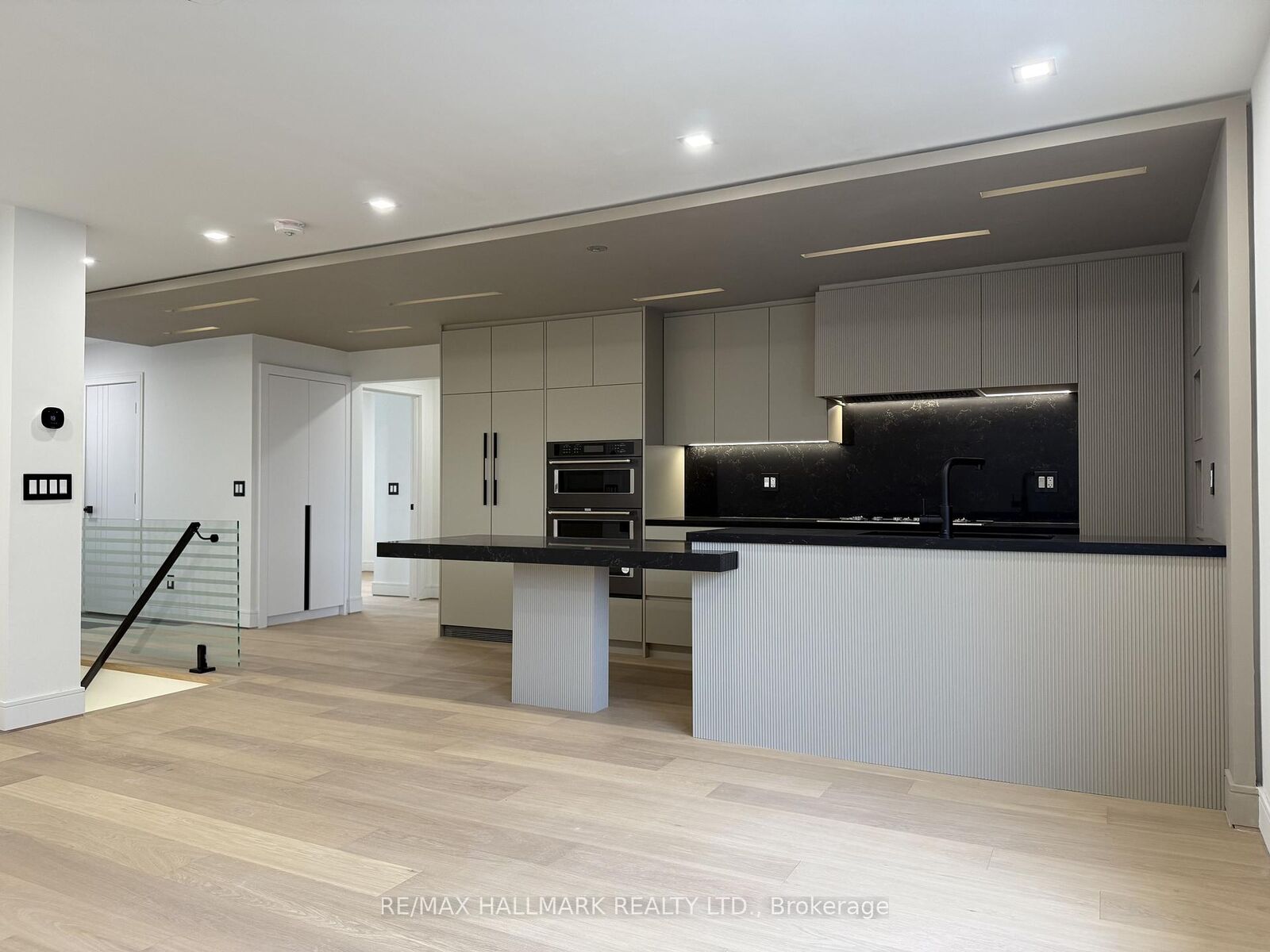 Property Photo:  189 Lloyd Avenue Main Floor  ON L3Y 5L4 
