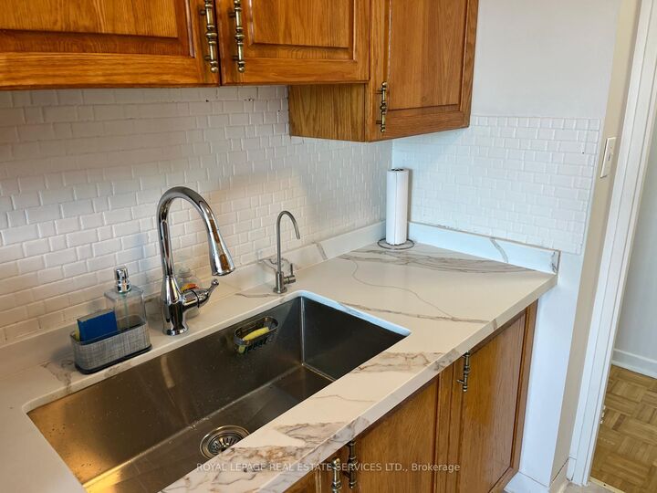 Property Photo: 1300 Mississauga Valley Boulevard 902 ON L5A 3S9