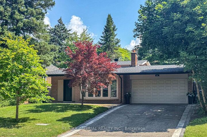 4 Quincy Crescent — photo 1
