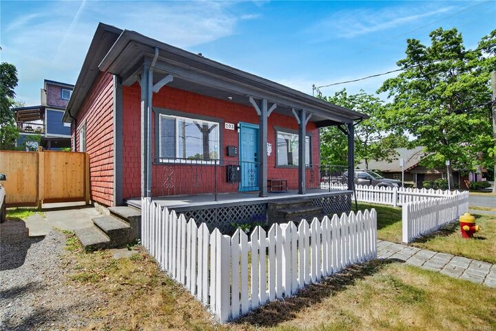 Property Photo: 203 Prideaux St BC V9R 2M9