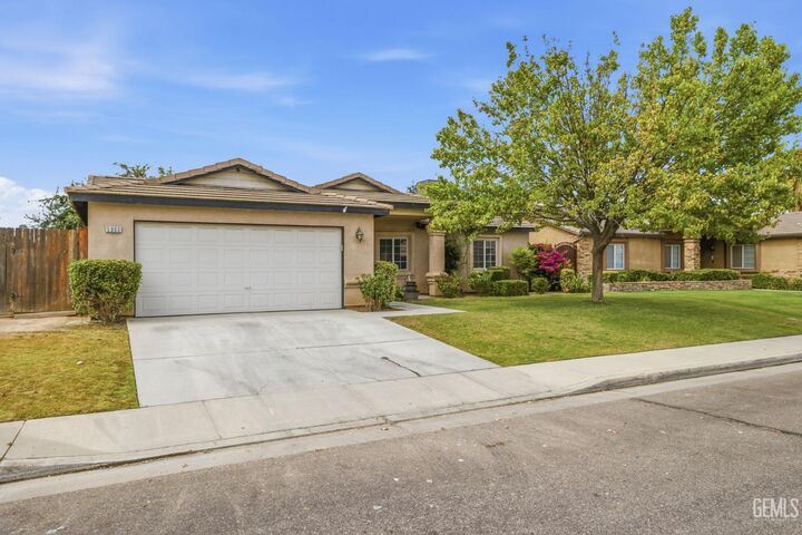 Property Photo:  5303 El Palacio Drive  CA 93307 