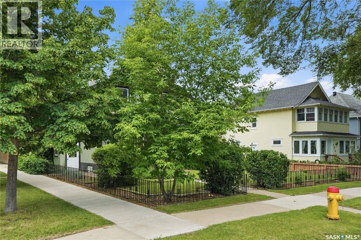 Property Photo:  322 29th Street W  SK S7L 0M1 