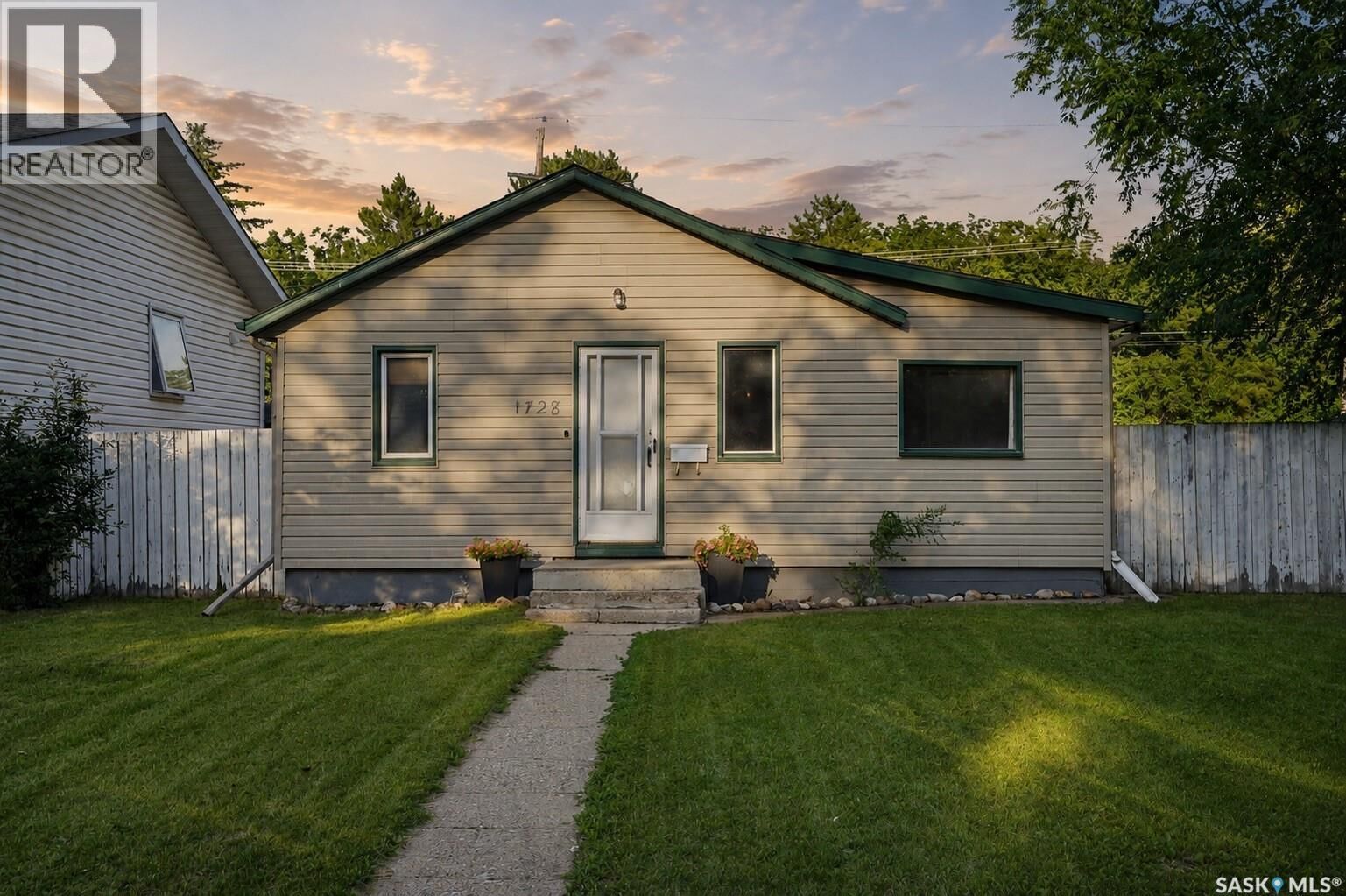 Property Photo: 1728 2nd Avenue N SK S7K 2G5