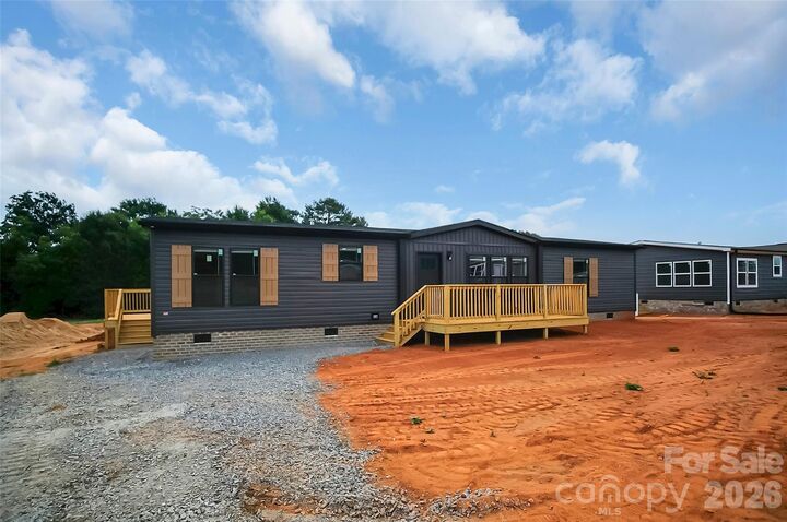 Property Photo:  805 Eagle View Lane  NC 28090 