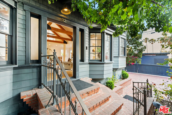 Property Photo: 12 Rose Ave CA 90291