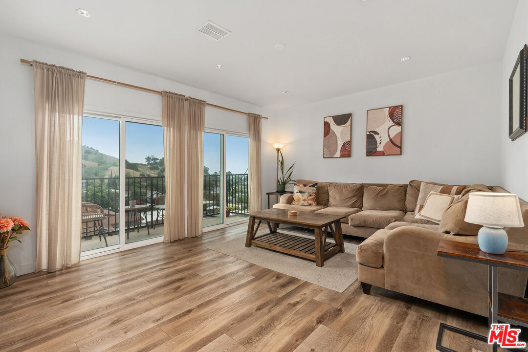 Property Photo:  3627 Loosmore St  CA 90065 