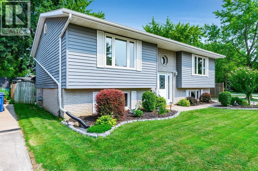 Property Photo: 2 Kingsway Court ON N8M 3C2