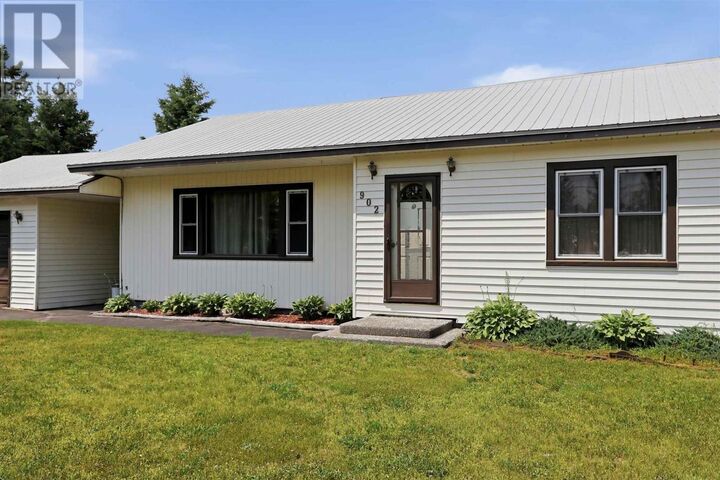 Property Photo:  902 Frontenac St  ON P6A 5K9 
