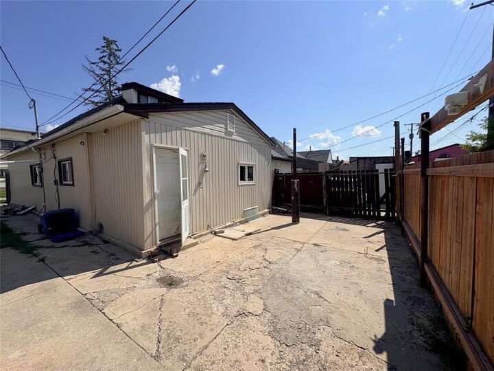 Property Photo:  964 Alexander Avenue  MB R3E 1K2 