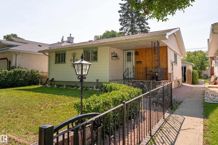 Property Photo:  10605 101 Avenue  AB T8L 2B3 