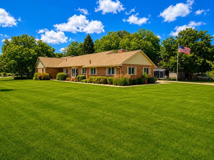 Property Photo:  1710 River Forest Drive  IA 50501 
