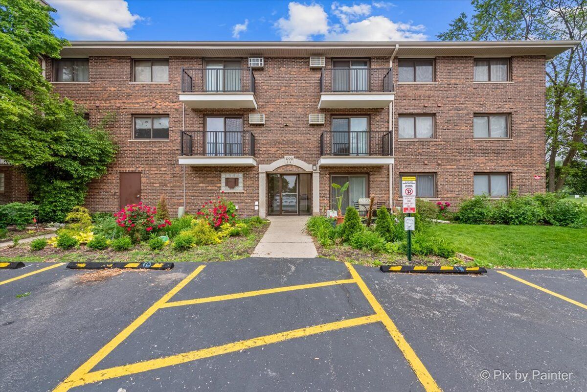 Property Photo: 1220 S Lorraine Road 2H IL 60189