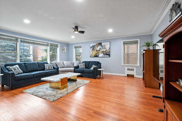Property Photo: 6128 N Francisco Avenue IL 60659