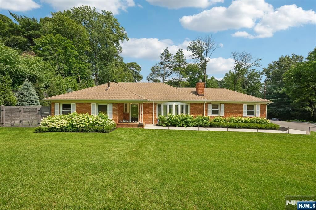 Property Photo: 1625 Nottingham Way NJ 07092