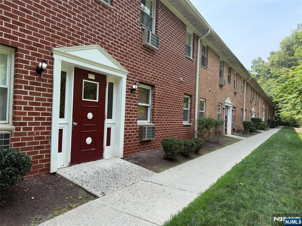 Property Photo:  100 Pierson Miller Drive D41  NJ 07442 