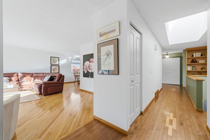 Property Photo:  6016 Dalcastle Crescent NW  AB T3A 1S4 
