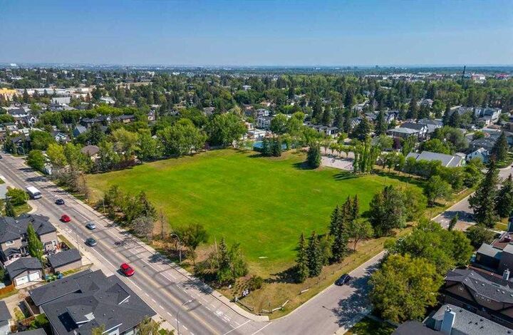 Property Photo: 3809 45 Street SW 41 AB T3E 3H4
