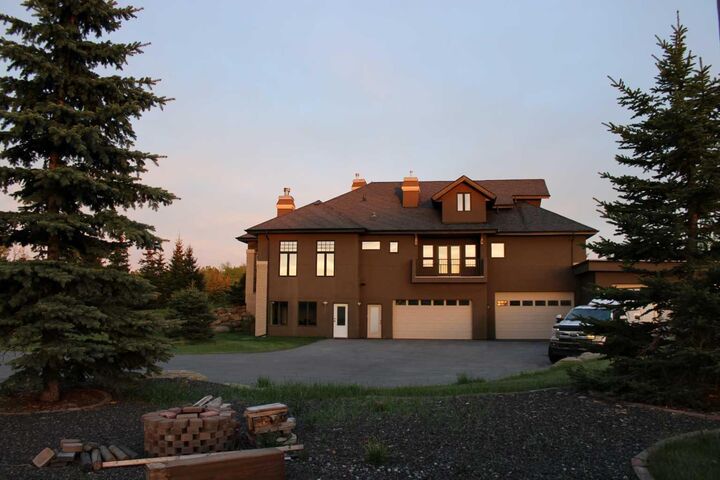 Property Photo: 31210 Woodland Way AB T3R 1G5