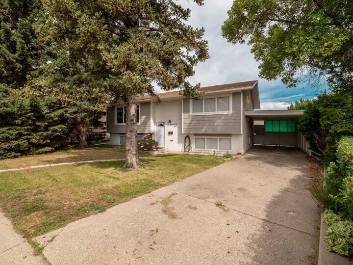 Property Photo:  1109 Lakemount Boulevard S  AB T1K 3S4 