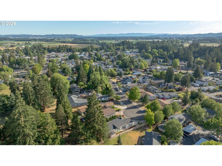 Property Photo:  953 N Adams St  OR 97127 