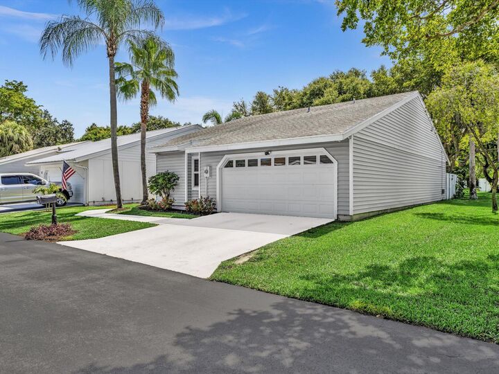 Property Photo: 8 Hawthorne Lane FL 33426