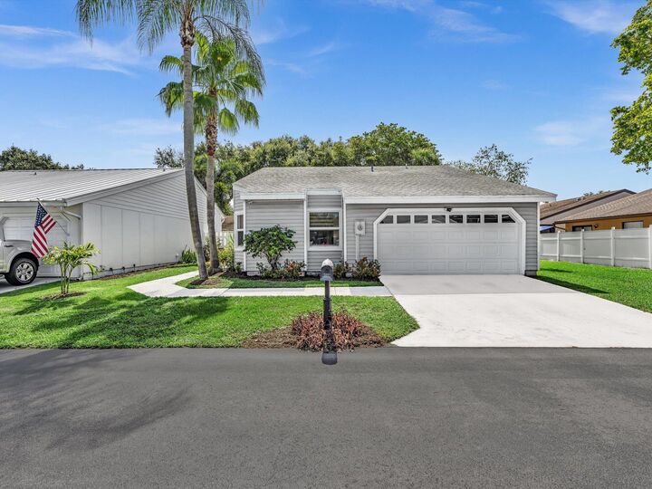 Property Photo:  8 Hawthorne Lane  FL 33426 