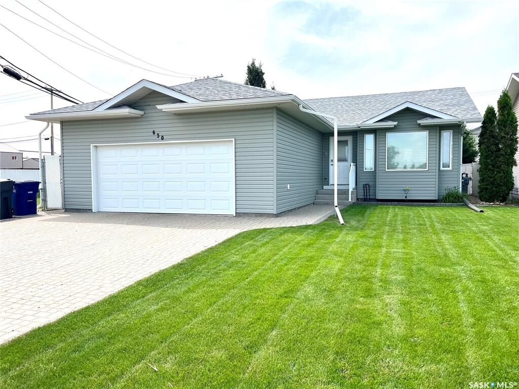 Property Photo: 630 1st Avenue N SK S0K 2T2