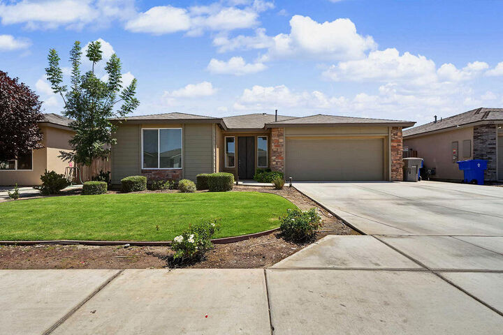Property Photo: 1309 Eagle Creek Street CA 93307