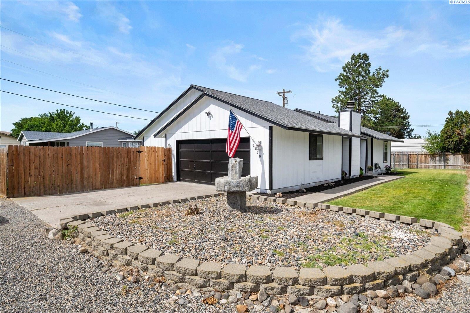Property Photo: 1520 S Vancouver St WA 99338
