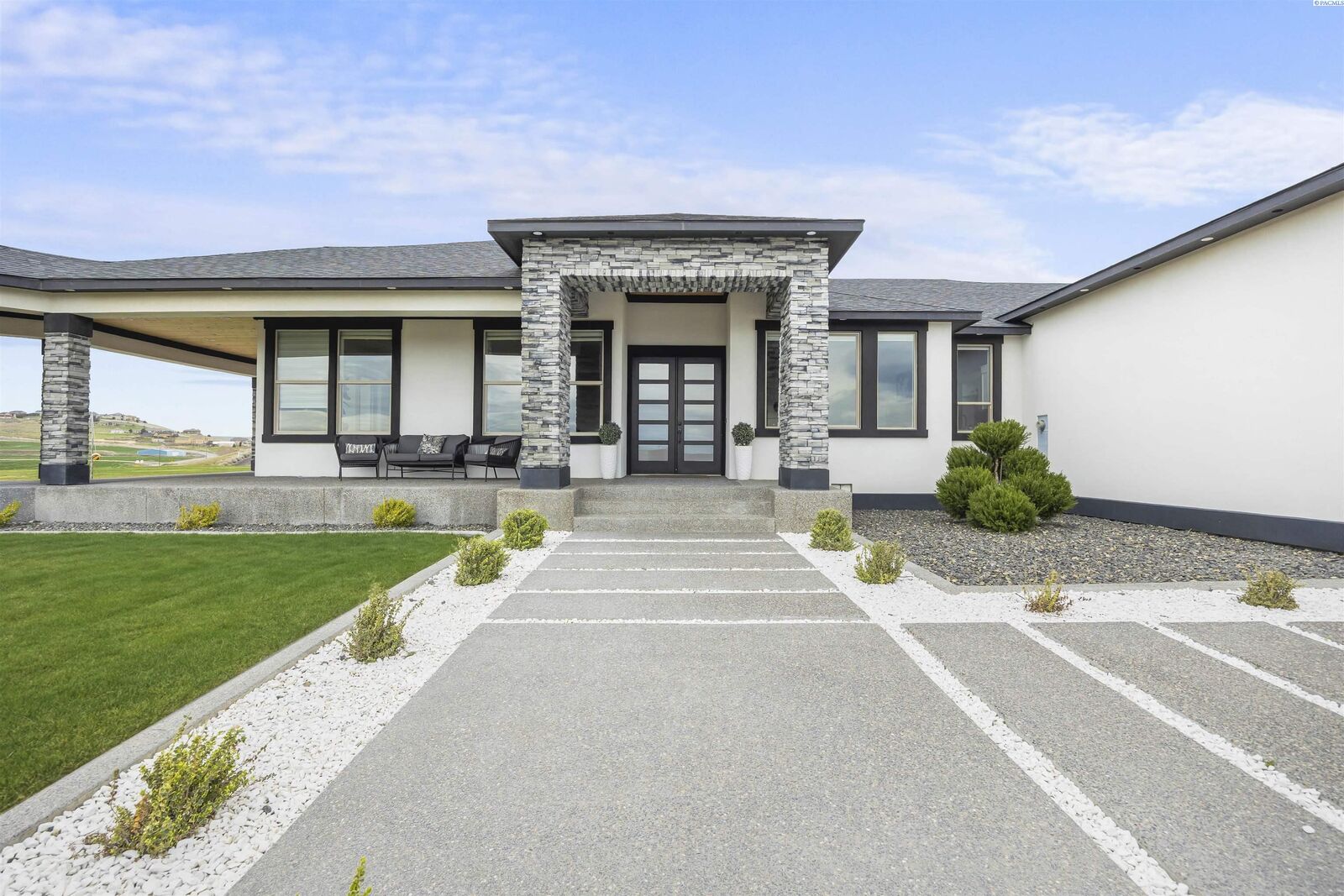 Property Photo:  33812 Cantera Street  WA 99338 