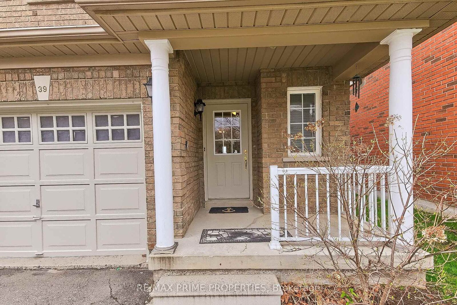 Property Photo: 39 Laurendale Avenue ON L4P 4A8