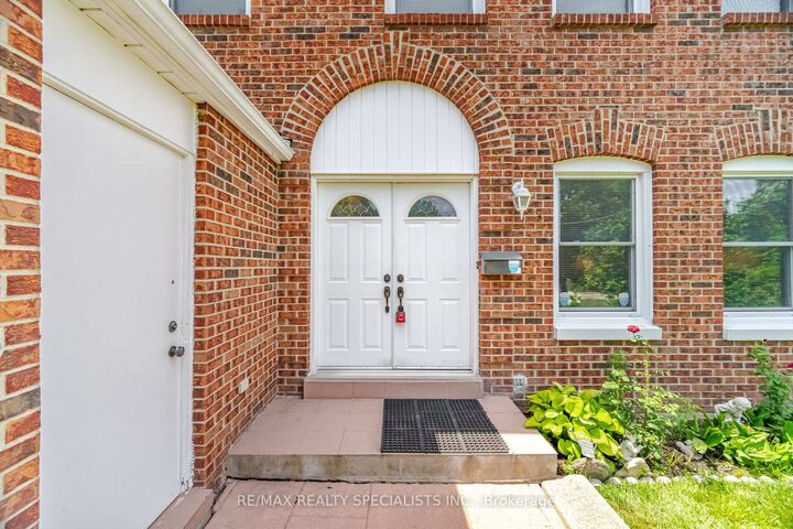 Property Photo: 18 Jill Crescent ON L6S 3J2