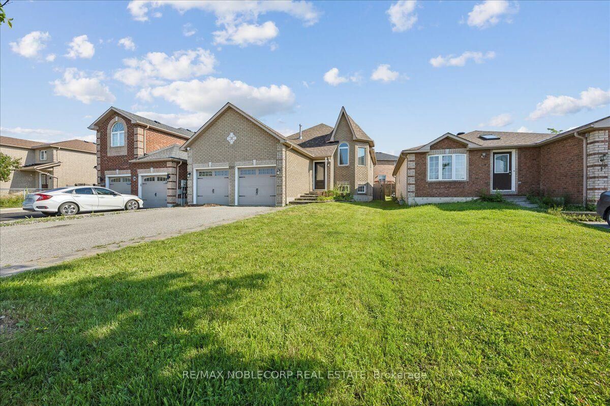 Property Photo: 210 Dunsmore Lane Main ON L4M 6Z8