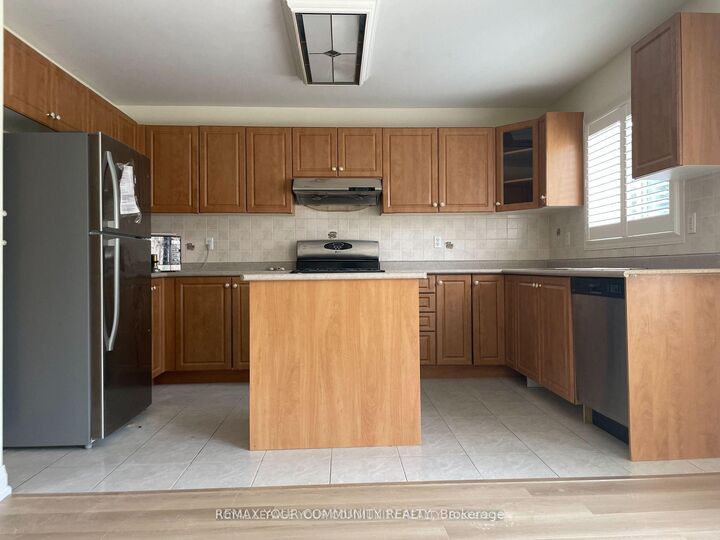 Property Photo:  93 Starr Crescent  ON L4G 7X2 