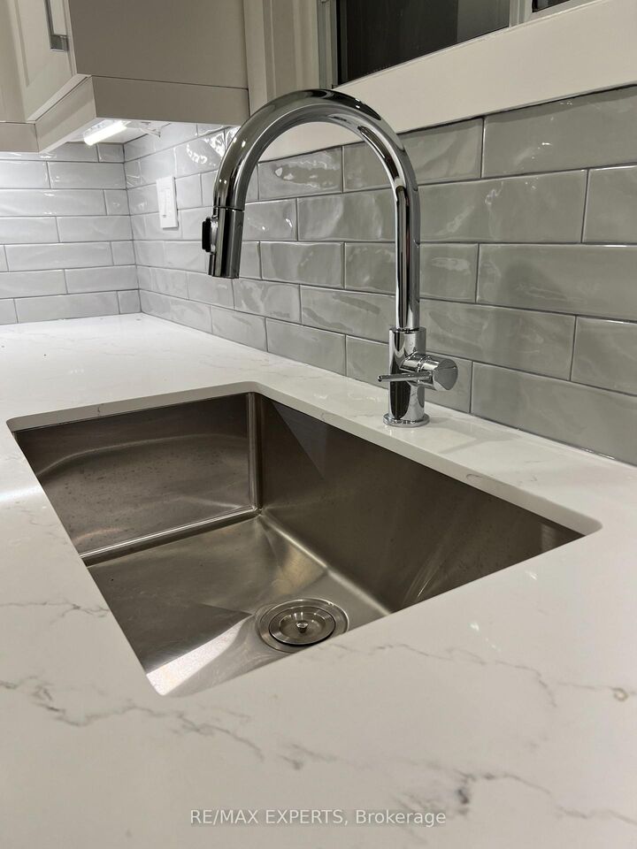 Photo de la propriété: 101 Kenwood Avenue 1 ON M6C 2S1