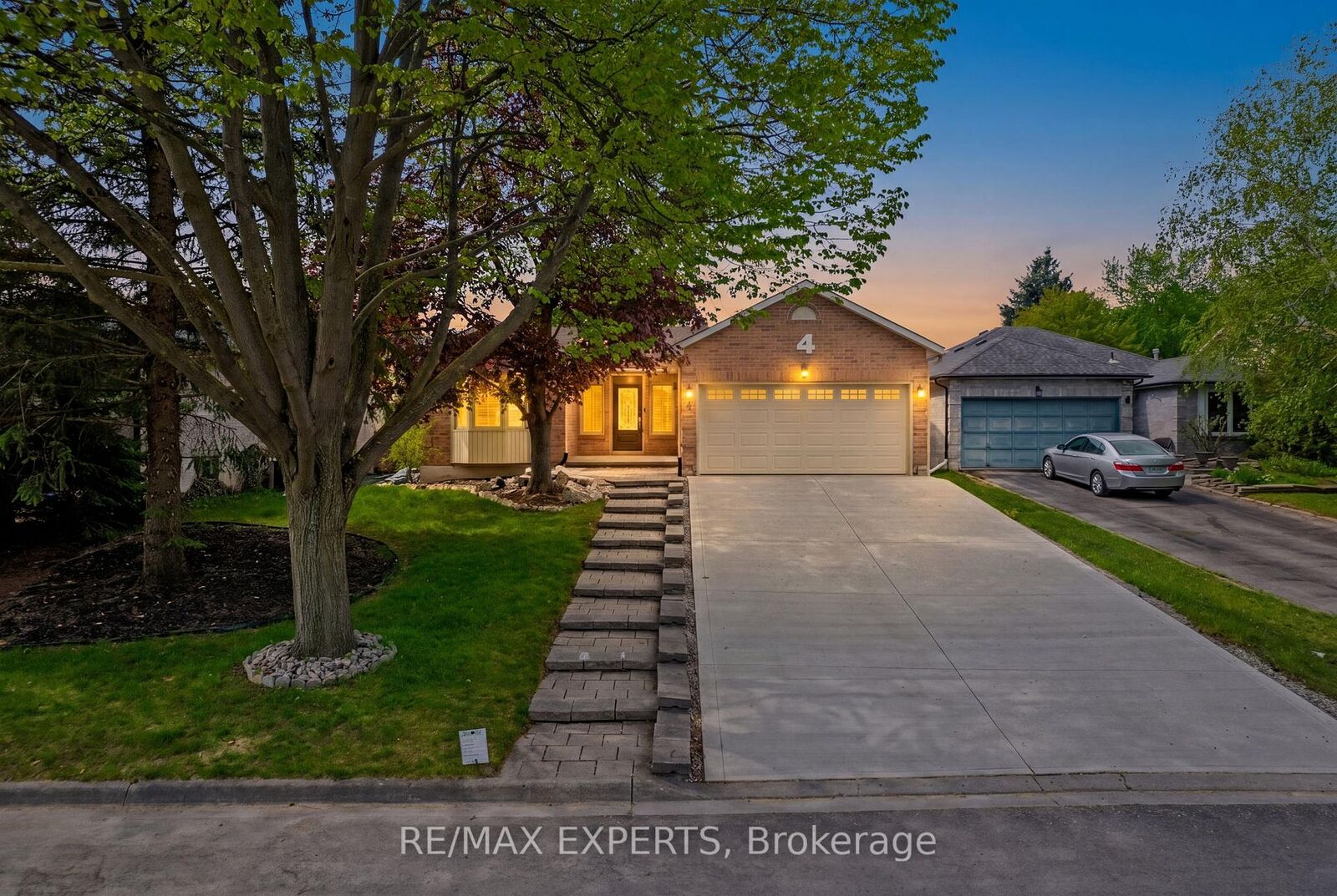 Property Photo:  4 Willis Drive  ON L9R 1M4 