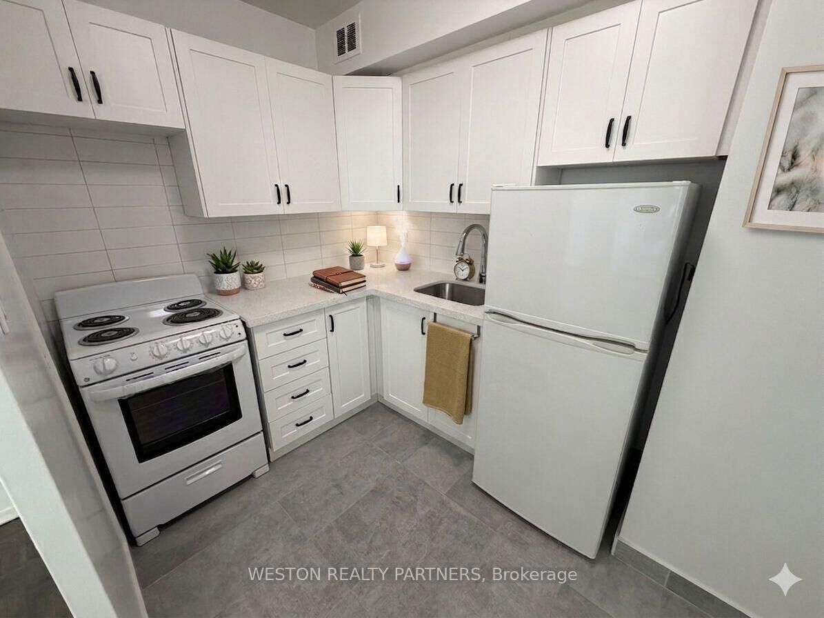 Property Photo:  171 Erskine Avenue 502  ON M4P 2L6 