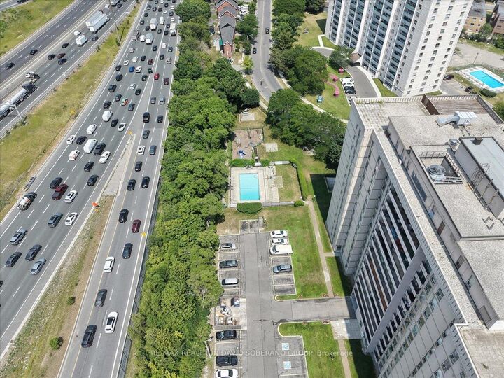 Property Photo:  130 Neptune Drive 601  ON M6A 1X5 