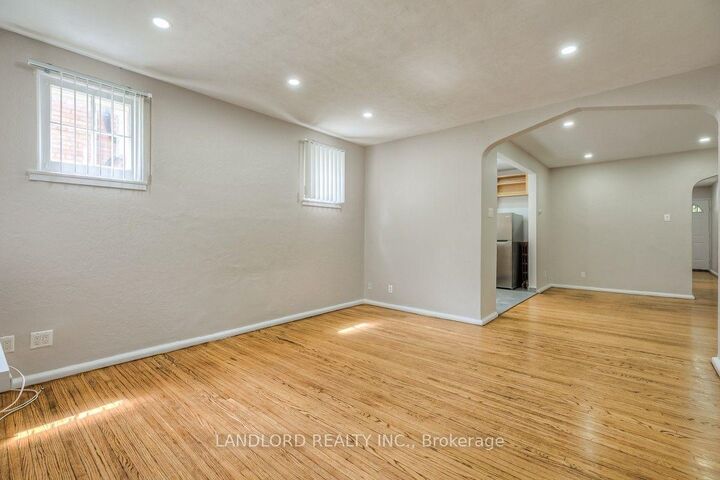 Property Photo:  16 Acacia Road Lower  ON M4S 2K4 