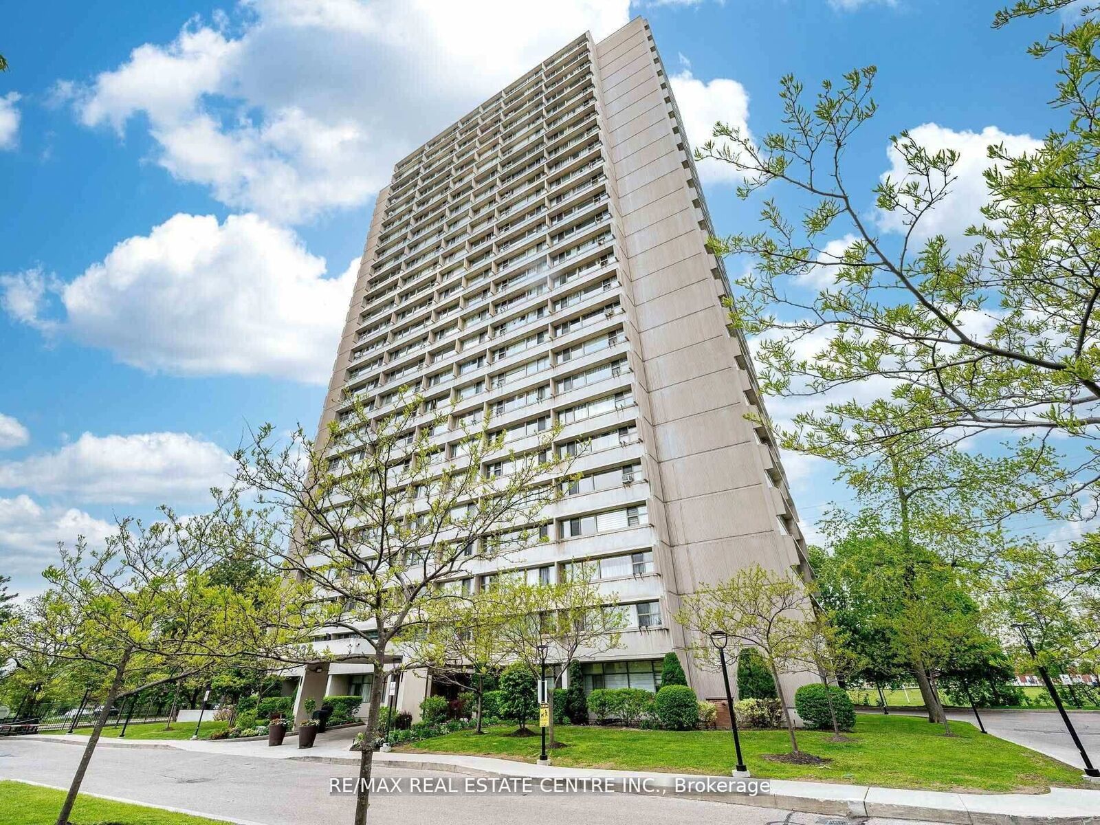 Property Photo: 735 Don Mills Road 1806 ON M3C 1T1