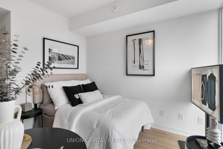Property Photo:  319 Jarvis Street 1612  ON M5B 0C8 