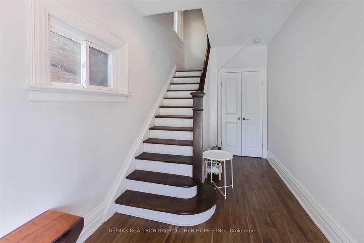 Photo de la propriété: 53 Highview Crescent Upper ON M6H 2Y3