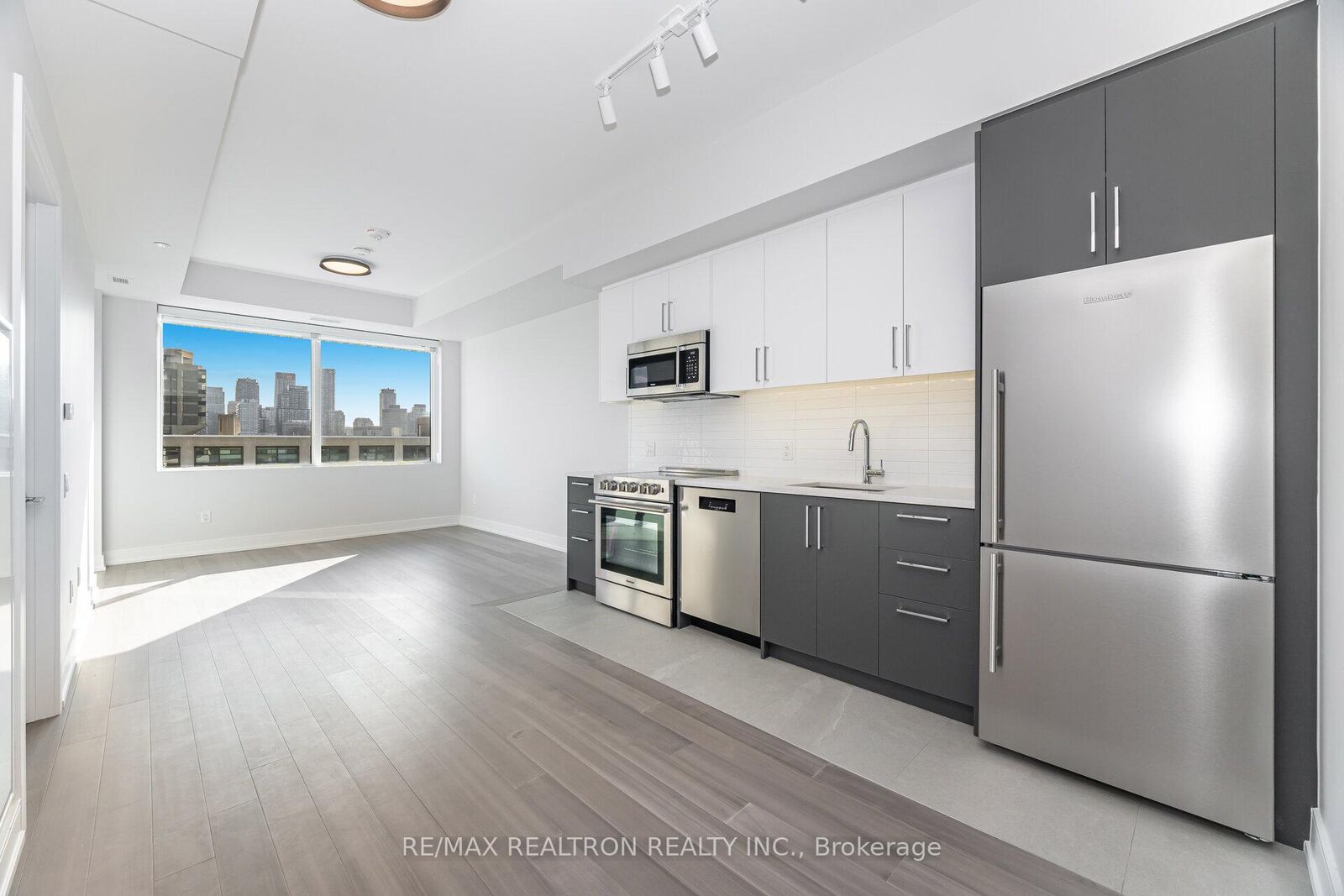 Property Photo:  664 Spadina Avenue 806  ON M5S 2H7 