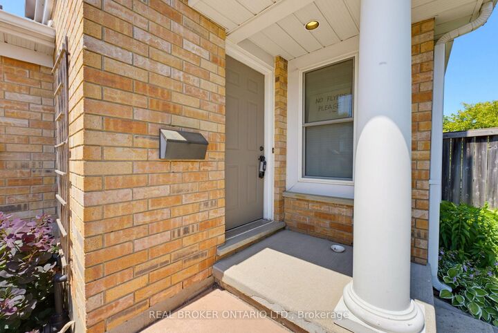 Property Photo:  520 Mayflower Street  ON N2K 3Y7 
