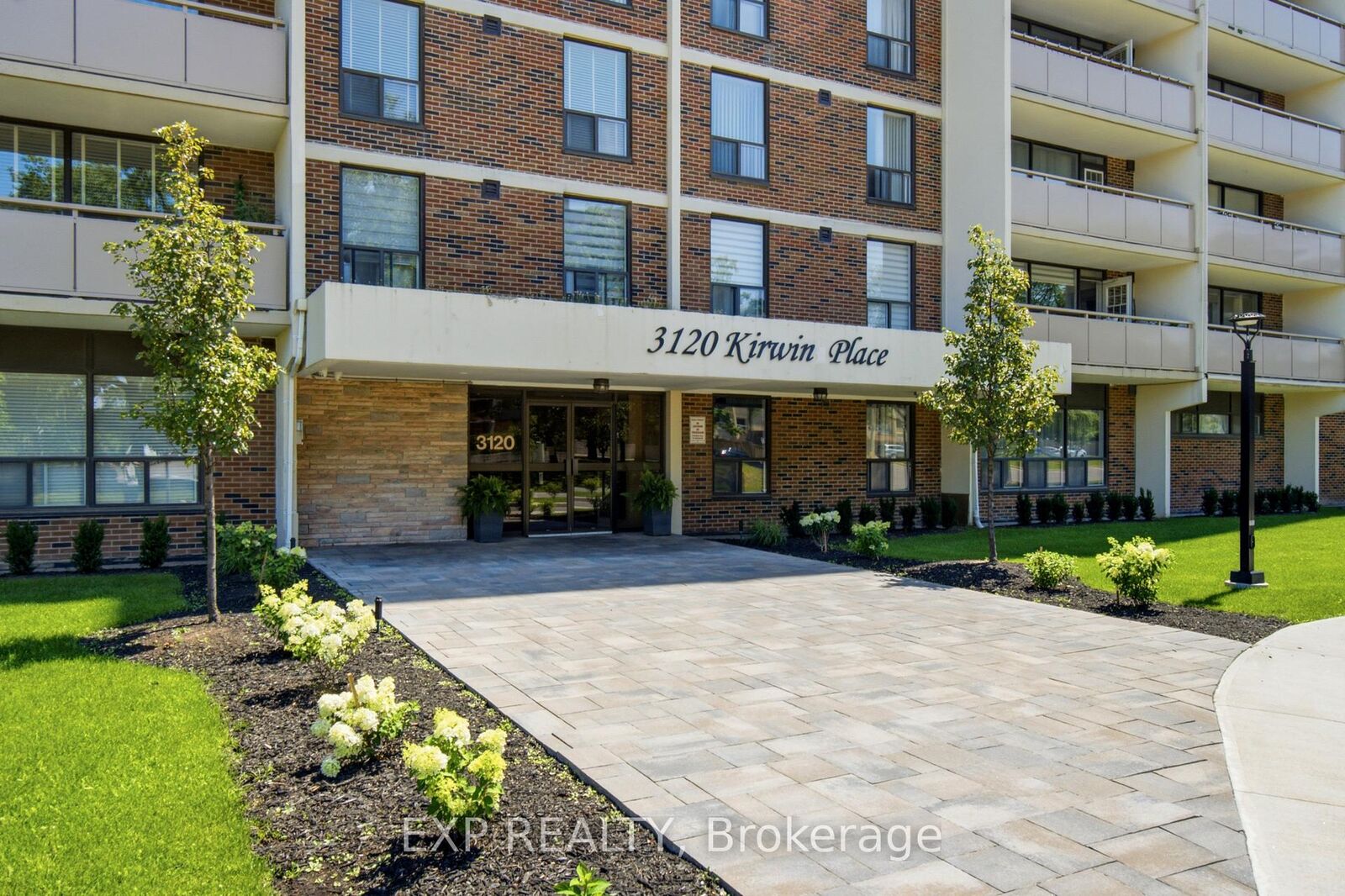 Property Photo: 3120 Kirwin Avenue 1102 ON L5A 3R2