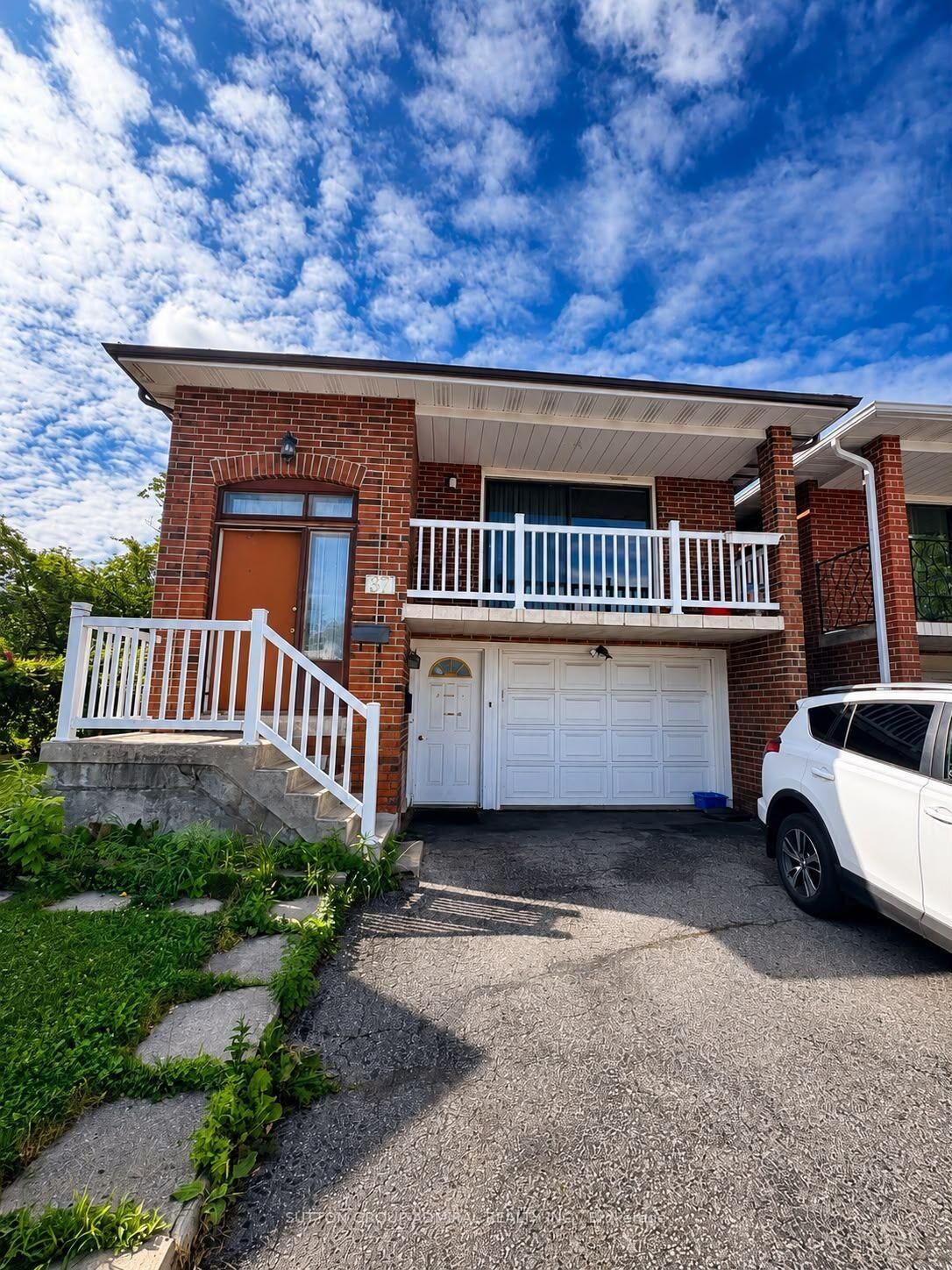 Property Photo: 37 Royal Colwood Court Upper Level ON L4K 2J3
