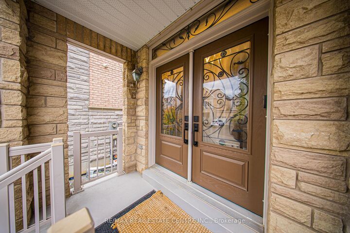 Property Photo:  8 Bristlewood Crescent  ON L4J 0H4 