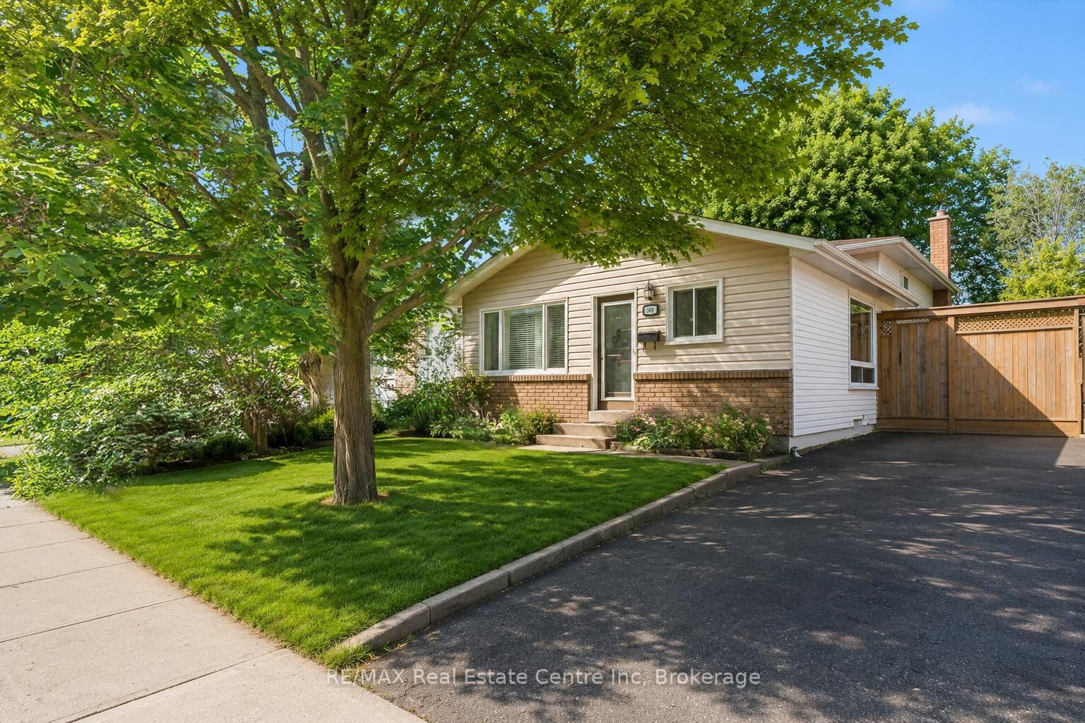 Property Photo:  369 West Acres Drive  ON N1H 7B3 