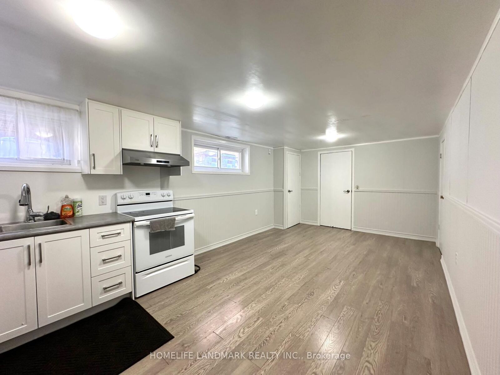 Property Photo:  48 Shaftesbury Street Lower  ON M3H 5L8 