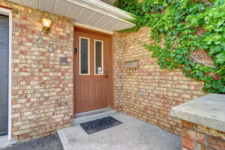 Photo de la propriété: 25 Madill Crescent ON K9V 5X3